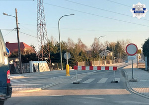 na zdjęciu widać oznakowanie zamkniętej drogi, ustawiony znak B-1 "zakaz ruchu w obu kierunkach"