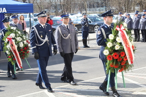 Komendant Stołeczny Policji wraz  z Komendantem Powiatowym Policji składają kwiaty pod tablicą upamiętniającą poległego policjanta