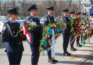 Asysta honorowa z wieńcami przekazanymi przez delegacje