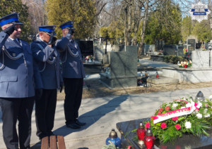 Delegacja policjantów oddaje hołd poległemu policjantowi nad jego grobem