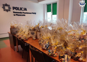 Słodkie prezenty dla dzieci z Ukrainy zebrane w sali konferencyjnej Komendy Powiatowej Policji w Piasecznie