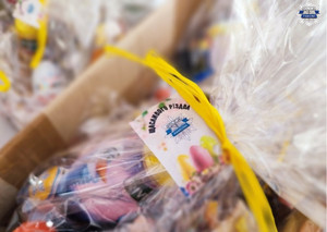 Zapakowane prezenty dla dzieci z załączoną kartą z życzeniami