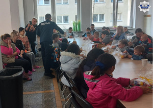 Policjanci w ośrodku dla uchodzców rozdają prezenty dzieciom
