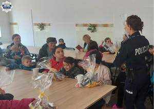 Policjanci w ośrodku dla uchodzców rozdają prezenty dzieciom