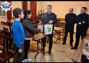 Policjanci przekazują podziękowania oraz drobne upominki dla matki oraz chłopca