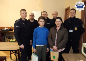 Policjanci oraz strażnicy miejscy po przekazaniu upominków chłopcu, wspólne pamiątkowe zdjęcie