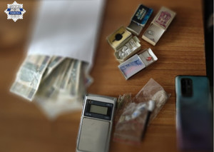 zabezpieczone przez policjantów środki odurzajace w pudełeczkach po zapałkach, a także telefon i pieniądze