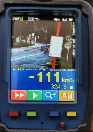 zdjęcie dokonane laserem policyjnym na którym widoczne są dwa pojazdy, w tym jeden przekraczający prędkość