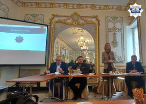 Pani wójt gminy Lesznowola stoi i przemawia, obok niej siedzi zastępca komendanta Powiatowego Policji, prezes stowarzyszenia przedsiębiorców oraz radny gminy Lesznowola