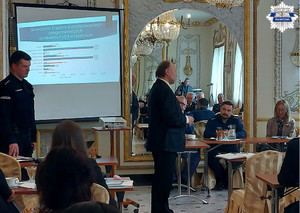 goście siedzą, głos zabrał jeden z przedsiębiorców ktory stoi na środku sali