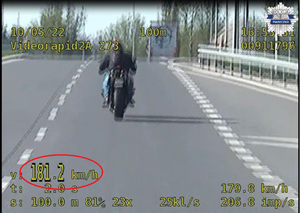 Zdjęcie z policyjnego wideorejestratora motocyklisty z zarejestrowaną prędkością wynoszącą 181 km/h