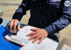 Po zakończonym egzaminie policjant podpisuje karty egzaminacyjne
