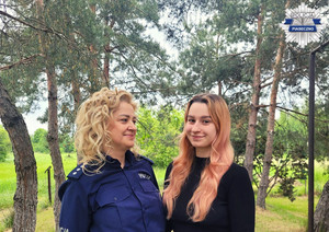 Mama policjantka ze swoją córką na tle leśnych drzew