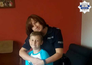 Mama policjantka przytulająca swojego syna