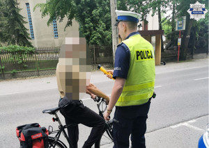 rowerzysta i policjant przeprowadzający badanie