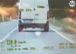 Screen z videorejestratora z prędkoscią kierujacego która wynosi 110 km/h