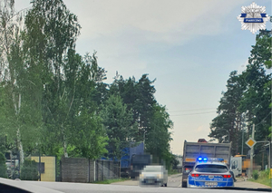 Radiowóz policyjny stojący na światłach błyskowych przed robotami drogowymi