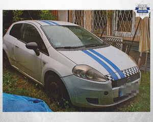 Fiat punto stojący na posesji
