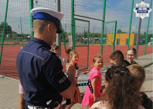 Dzieci na spotkaniu z policjantem wydziału ruchu drogowego