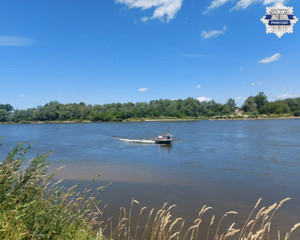 Policjanci na łódce kontrolują plaże