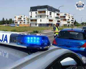 Policjanci kontrolujący stan trzeźwości kierujących pojazdami