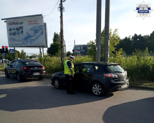 Policjanci w trakcie kontroli stanu trzeźwości kierujących pojazdami w ramach opisanych działań