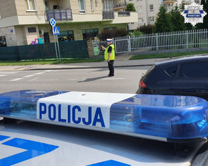 Policjanci w trakcie kontroli stanu trzeźwości kierujących pojazdami w ramach opisanych działań