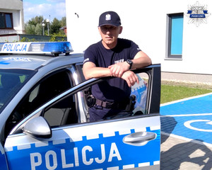 Zdjęcie policjanta przy radiowozie