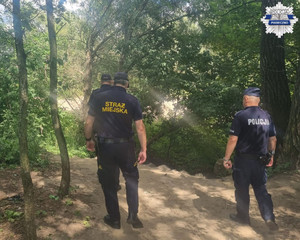 Policjant oraz strażnicy miejscy patrolujący teren brzegów Wisły