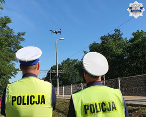 Policjanci wykorzystujący drona do obserwacji przejazdu kolejowego