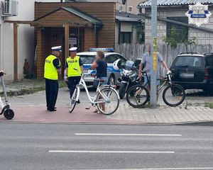 Policjanci wydziału ruchu drogowego rozmawiają z rowerzystami