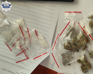 środki odurzające w woreczkach z zapięciem strunowym