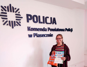 Dziewczynka z odebraną nagrodą