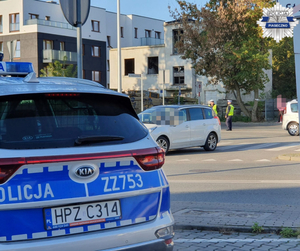Policjanci w trakcie kontroli stanu trzeźwości kierujących