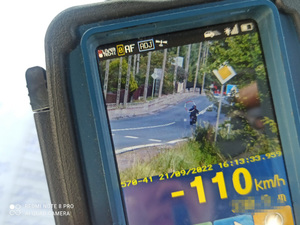 Zdjęcie z policyjnego miernika prędkości z zarejestrowanym przekroczeniem prędkości przez kierującego motocyklem
