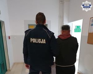 Policjant z zatrzymanym mężczyzną