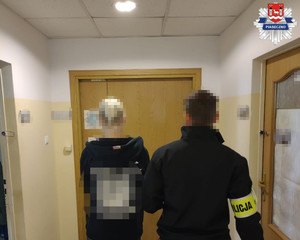 Funkcjonariusz z zatrzymaną kobietą