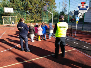 Policjantka i strażnik miejski prowadzą spotkanie z dziećmi