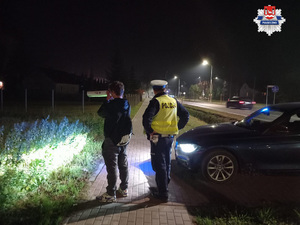 Policjant za pomocą &quot;magicznej tuby&quot; pokazuje jak ważne jest noszenie odblasków