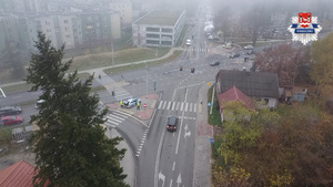 Zdjęcie z policyjnego drona, jedno ze skrzyżowań na terenie Piaseczna, widoczny policyjny radiowóz oraz policjanci