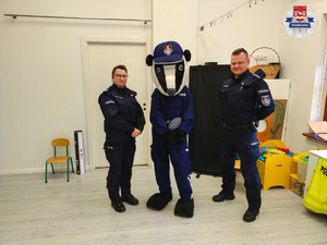 Policjanci z maskotką sierżantem Borsukiem
