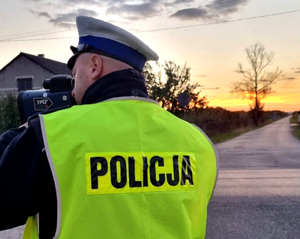 Policjant dokonujący pomiaru prędkości