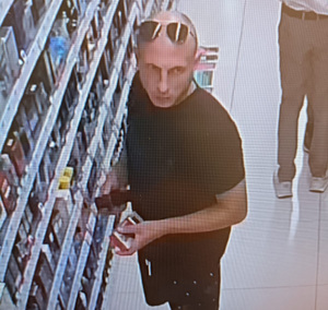 wizerunek mężczyzny mogącego mieć związek z kradzieżą kosmetyków