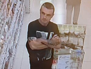wizerunek mężczyzny mogącego mieć związek z kradzieżą kosmetyków