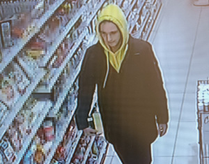 wizerunek mężczyzny mogącego mieć związek z kradzieżą kosmetyków