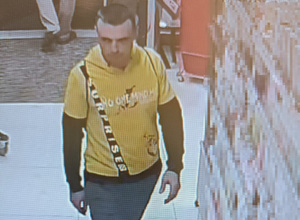 wizerunek mężczyzny mogącego mieć związek z kradzieżą kosmetyków