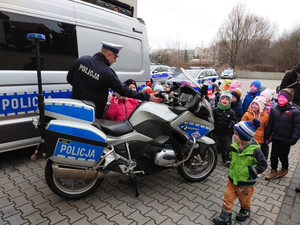 Przedszkolaki oglądają policyjny motocykl