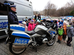 Przedszkolaki oglądają policyjny motocykl