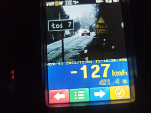 Zdjęcie z przekroczeniem prędkości o 77 km/h w obszarze zabudowanym