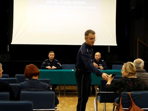 Zastępca Komendanta przekazuje mikrofon gościom zebranym na sali